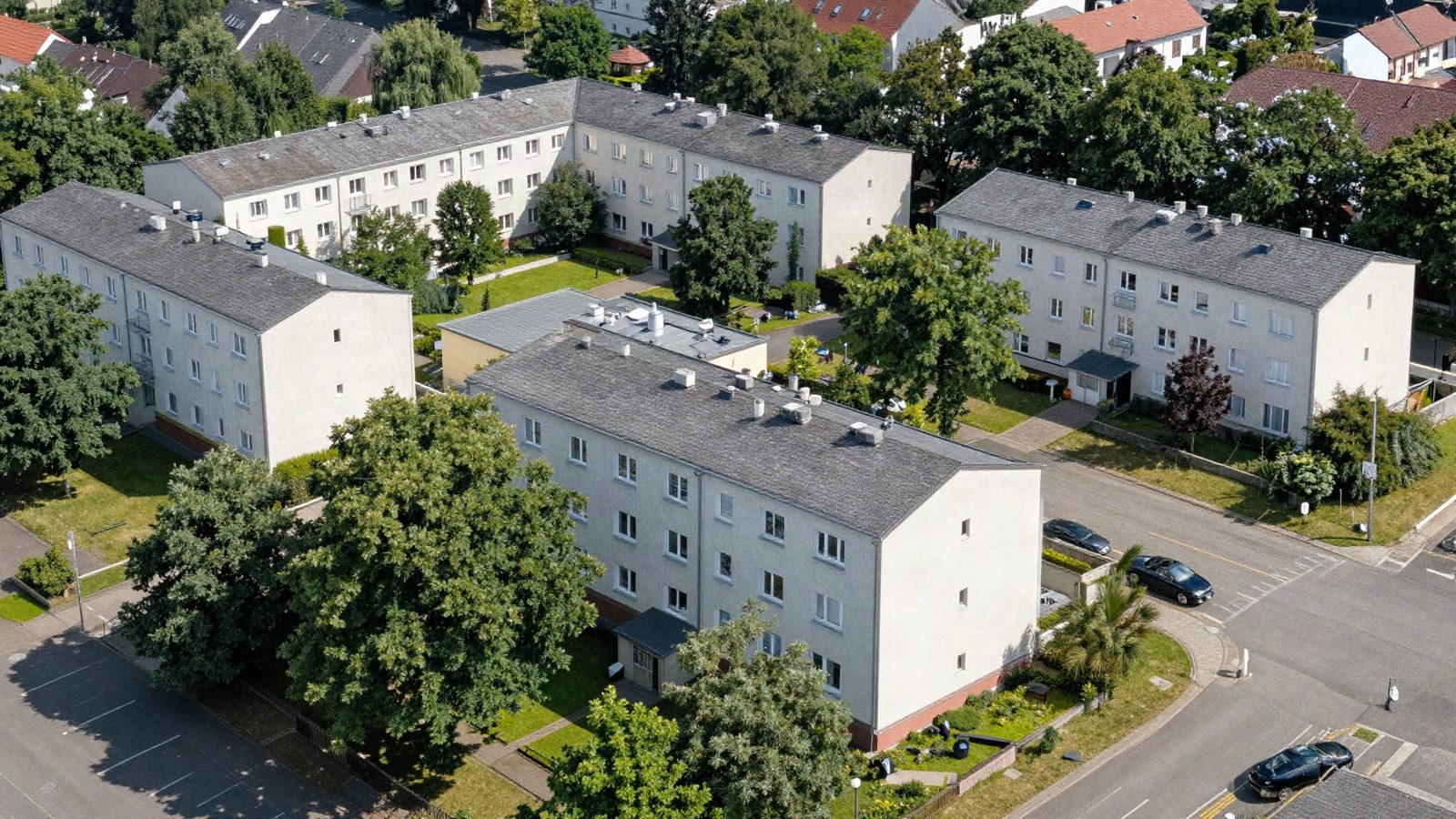 KI-generiertes Symbolbild: Wohnungsbestand aus den 1960er/70er Jahren mit Heizzentrale